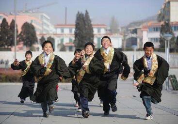 藏族小孩取名的仪式
