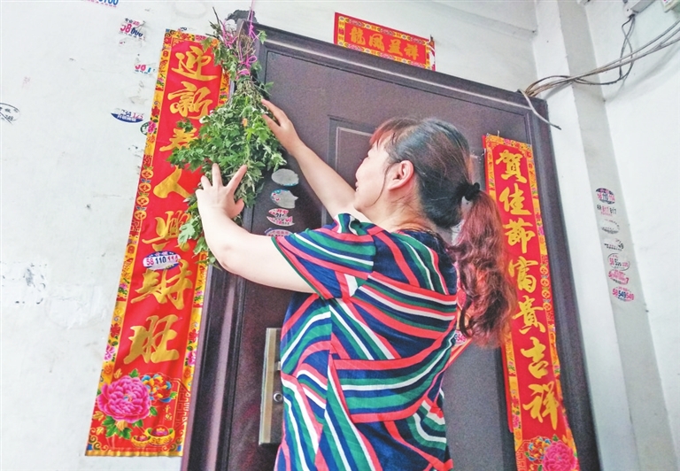 门口放艾草（门口放艾草什么时候放）